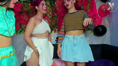 Lesbian Friends: Duas raposinhas compartilhando suco!