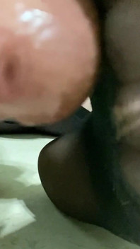 Foot fetish foot job od MILF Crossdressing Madison CD, když se snaží vystříkat z jejího malého klitorisového ptáka