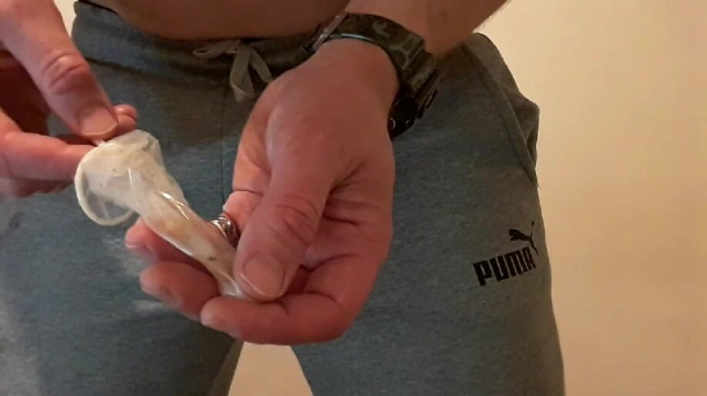 DumbChav: Знайшов цей використаний презерватив у парку - врятував його і завантажив мою дірку спермою