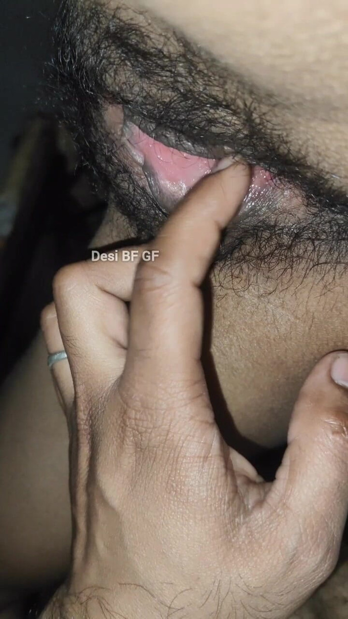 Manoj12015: 吮吸我女友的毛茸茸的粉红色阴户并玩弄阴户胸部