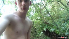Euro boy xxx: 森の中の冒険好きな少年