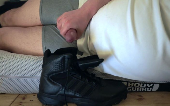 SmellySneakerSniffer: Sborro nei miei stivali adidas gsg 9