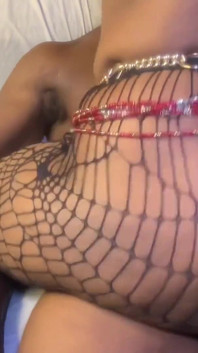 Une grosse bite noire noire dans le canapé
