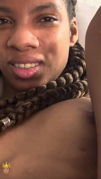 Dakota Slim, black sexy et lumineuse, s’amuse en solo