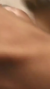 この黒人の女の子は、ポルノを見ながら偽のチンポでオナニーし、本物のチンポに犯される