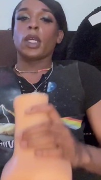 Ébano transexual trans solo jackoff bbc masturbación con la mano