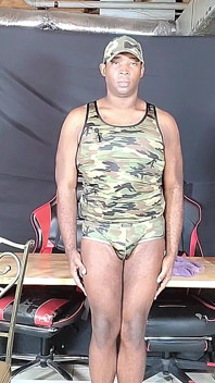 Une salope militaire détruit une poitrine avec des bites géantes