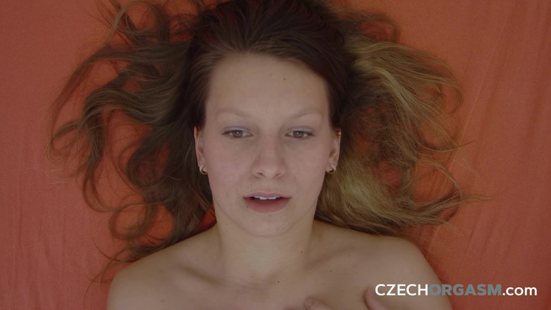Czech Orgasm: Český orgasmus 115 Blonďatá kočička v kuchyni - nemůže udržet ruce od...