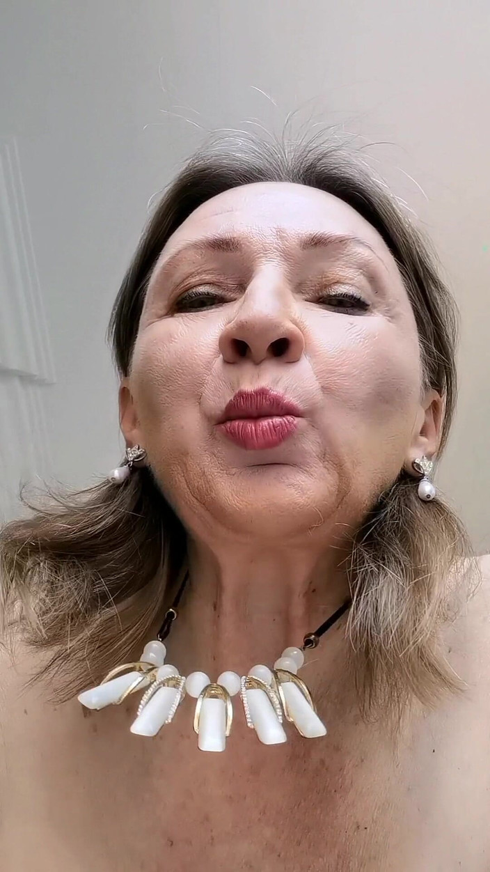 MariaOld: 奶奶特写手淫她的小穴