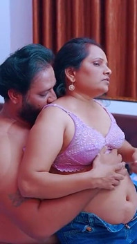 Mléčná Bhabhi S Velkými Prsy Chycena Jejím Nezbedným Devarem Při Převlékání Nočních Šatů