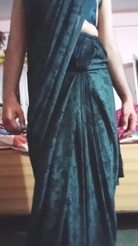 Gay India Crossdresser Gaurisissy Kelihatan Panas Dalam Saree Hitam