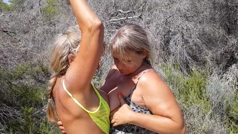 SweetSusi: Lesbians Fumbling in the Dunes