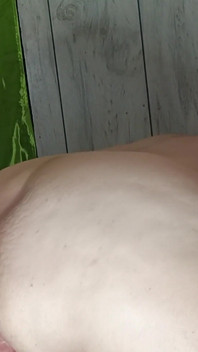 Curvă grasă înmuiată cu sperma pe pat el ejaculează din nou în cur cu cea mai lungă pulă