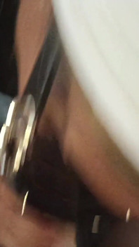 MILF de óculos escuros POV sexo oral com ejaculação na boca