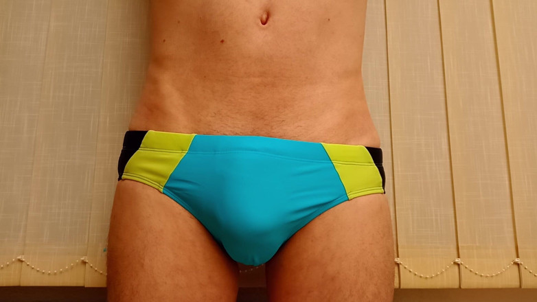 TheOldBigThing: Bonjolan yang semakin memancut mani dalam Speedos