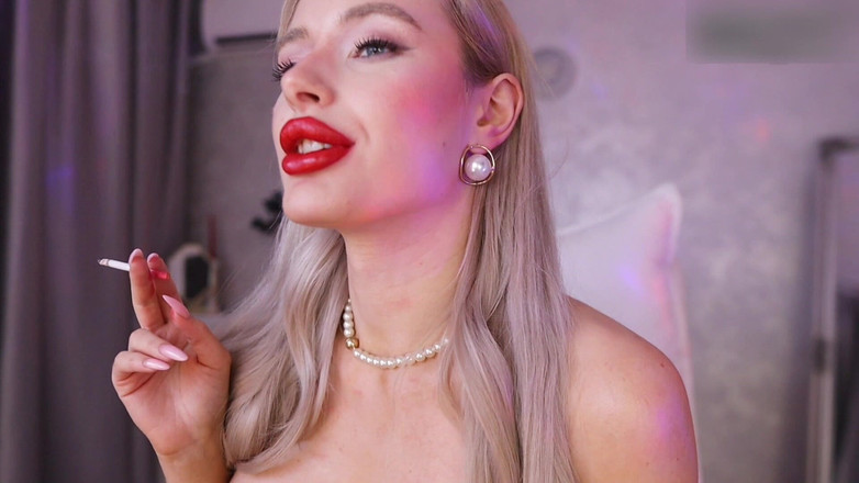 AnnaReyBlonde: Eine Zigarette rauchen