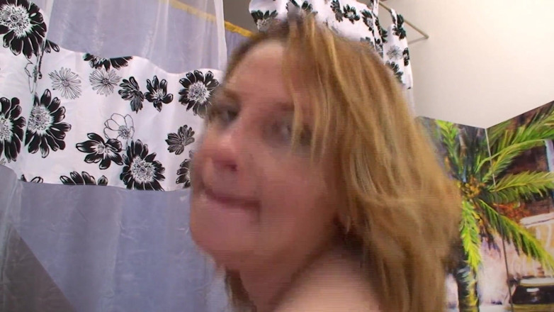 Mature Climax - 100% Mature Videos: Si rambut coklat berpantat besar disembur dalam mulutnya