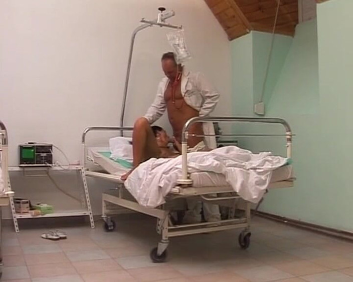 German amateur couples: Сором'язлива німецька красуня відтрахана і отримала камшот на обличчя від збудженого лікаря