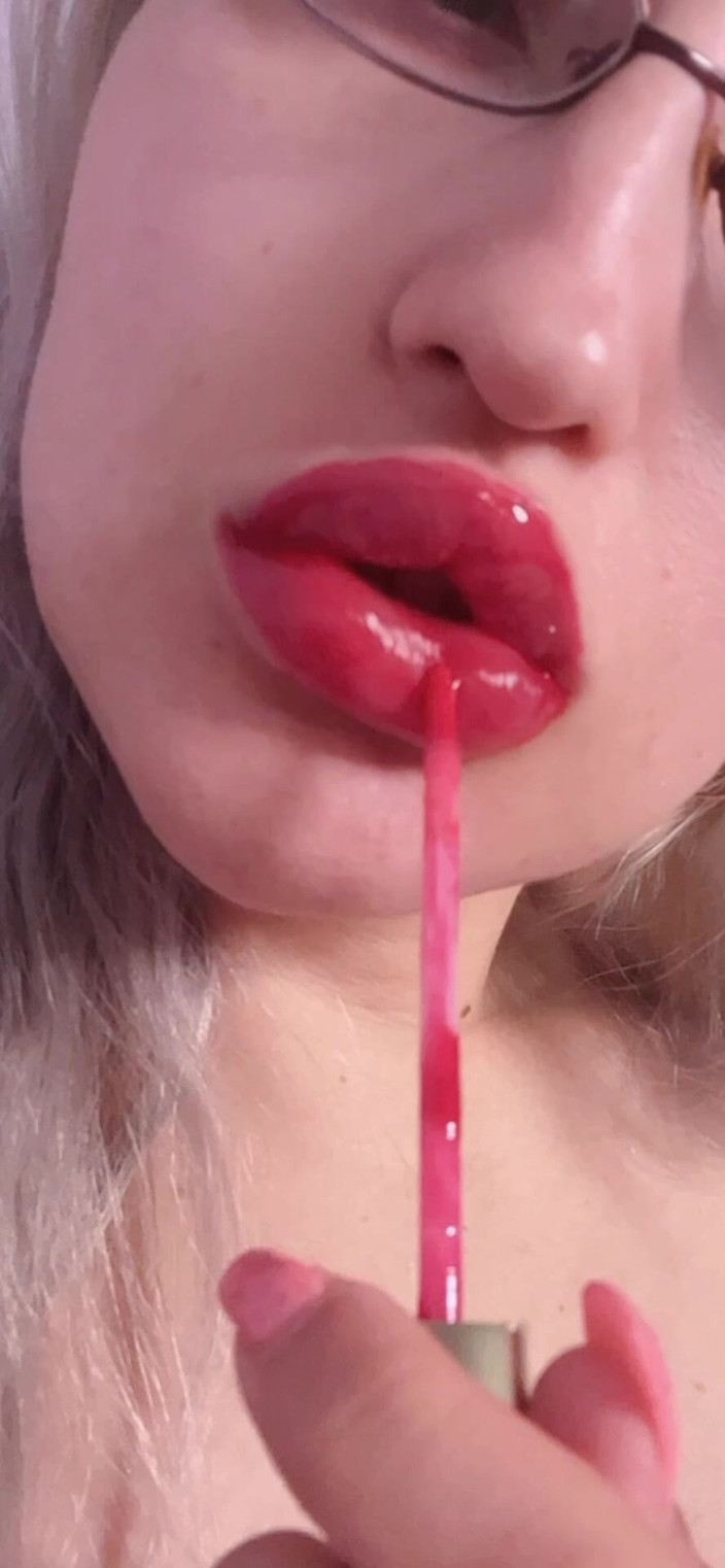 FinDom Goaldigger: Červený lesk na rty je okouzlující