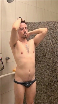 Po bazénu plavání, potěšení, dlouhá sprcha