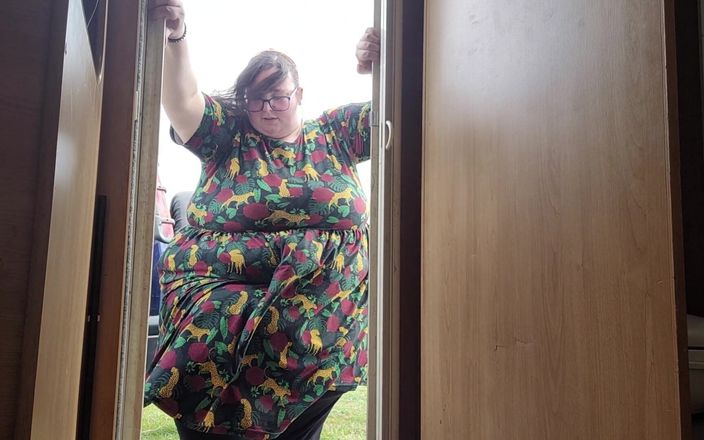 SSBBWLadyBrads: 超级胖美女大战小篷车门