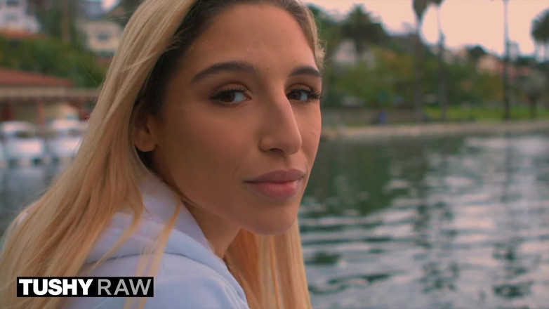 Tushyraw: TUSHYRAW - Abella Danger se fait dominer le cul parfait