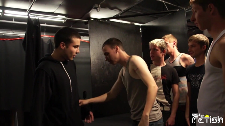 Gay Diaries: Chlápek Twink a jeho kamarád dostanou skupinou kluků zničené těsné...