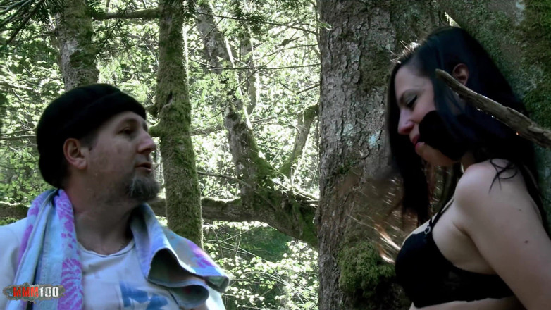 MMM100: Angela Steel, esclave sexuelle, se fait dans les bois