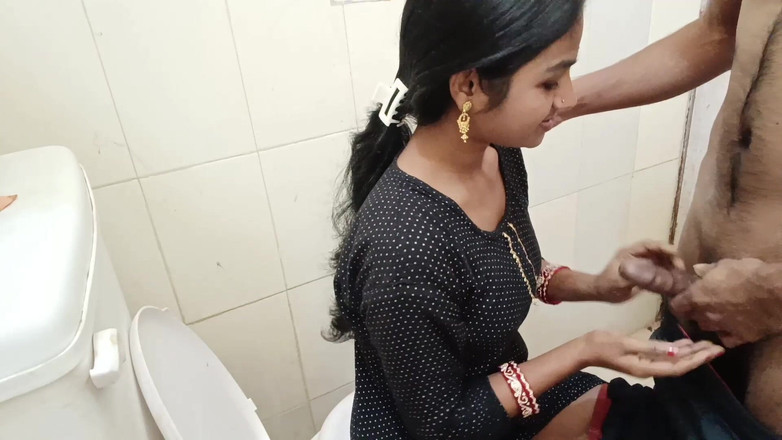 AmpleOunce283: Mientras Bhabhi estaba sentada en el baño haciendo orinal, yo...