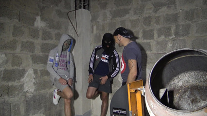 Gaybareback: 男は2つのコックを吸うために彼の膝に行きます