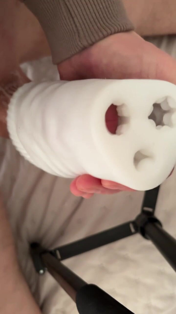 Dosstoevsky: Huge vernietigt de Fleshlight-vibrator en vult hem met sperma