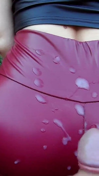 kilat di lapangan bunga matahari dan sperma berjalan kaki dengan legging kulit di luar ruangan