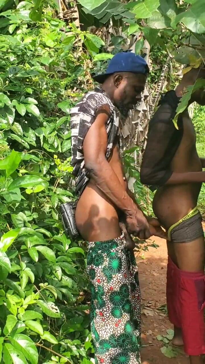 Ayo ass: Menghisap di luar dan melancap