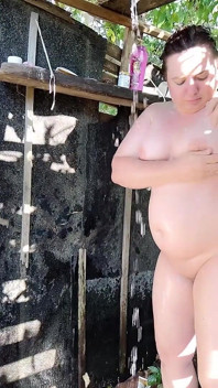 Una Ragazza Paffuta Con Grandi Tette Nella Doccia All'aperto Con Un Enorme Cazzo Amatoriale Fidanzato