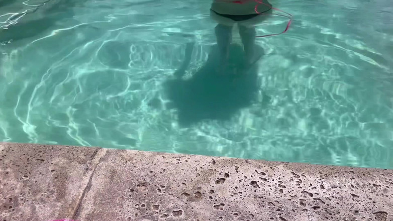 Artemisia Love: Éjacule dans la piscine avec moi en micro bikini et...