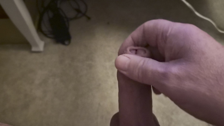 Pellefnatt: Arkadaşım sandalyeye oturuyor ve video izlerken yarağını sıvazlıyor