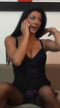 Sofia Cucci şapkalı ve siyah pelikli
