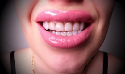 Goddess Misha Goldy: Esclavo con lápiz labial. ¡Vuelvan más débiles para mí! Mis labios...