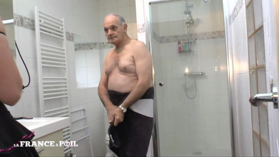 Papy Viewer: Sexy brunetka probudí přítele kouřením