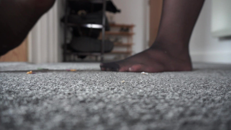 Sasha Curves: La gigantessa gioca a nascondino con i colleghi shrunken