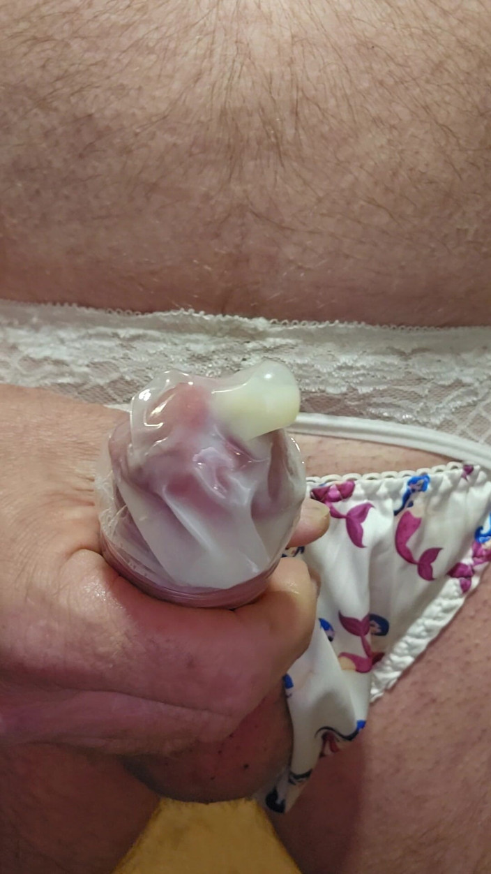 Fantasies in Lingerie: Saten'de prezervatif boşalması