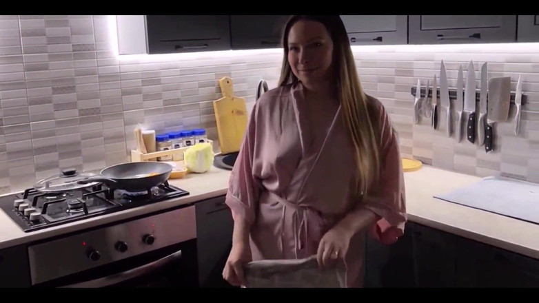 Loly Lola: Weelderige schattige babe wordt 's nachts hard geneukt in de keuken