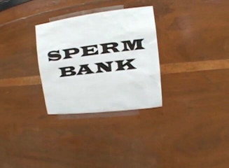 Cock Fest: Sekretärin in der spermabank bläst einige ruten