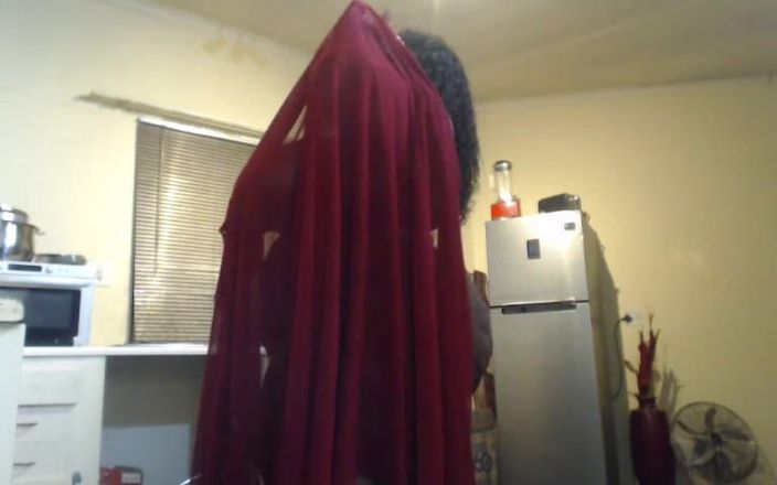 Legendary Booty Overdose: Dev Afrikalı anne striptiz yapıyor