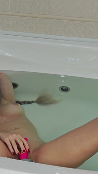 Competo Con Un Amico Nel Tenere Il Respiro Sott'acqua E Scopa