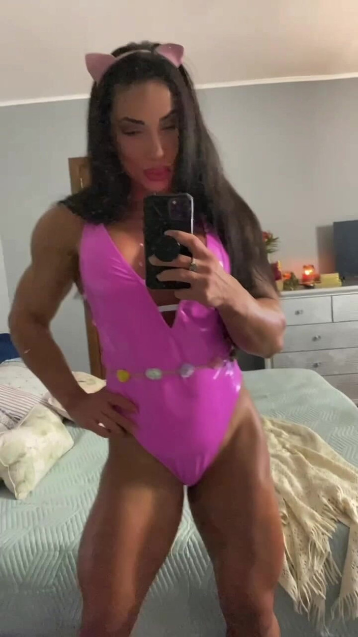 Alesyamuscledoll: Bratty muscledoll