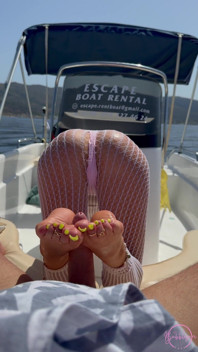 Utomhus Shoejob &Footjob på en båt med långa tånaglar - Ocean Vibes & Cum on Feet