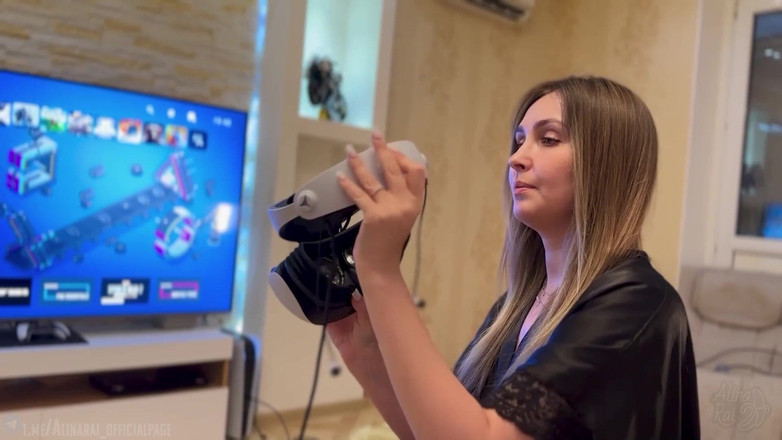 Alina Rai: 義理の息子は彼女がバーチャルリアリティにいる間に継母をファック