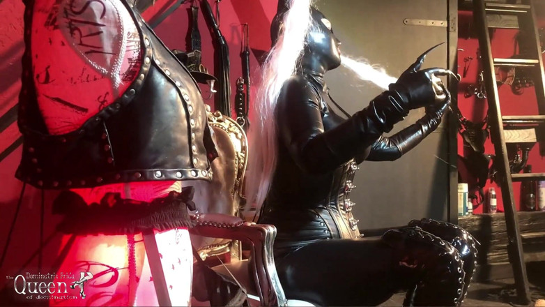 Dominatrix Frida: Dominatrix Frida in latex catsuit - strak korset - balletlaarzen - lange nagels