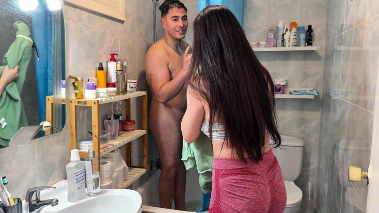 Sweetfantasy131: Ben tıraş olurken üvey annem beni şaşırtıyor ve sikişene kadar bana yardım...
